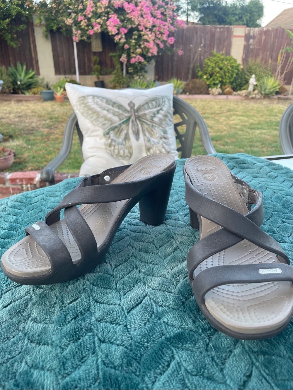CROCS Women's Dark Gray Crisscross Heeled Sandals